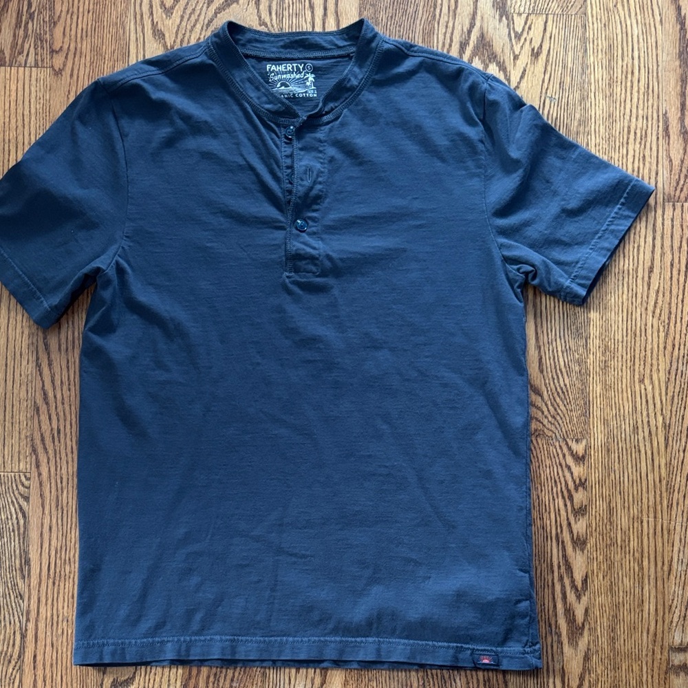 Faherty Men's Navy sun-washed Short Sleeve Henley